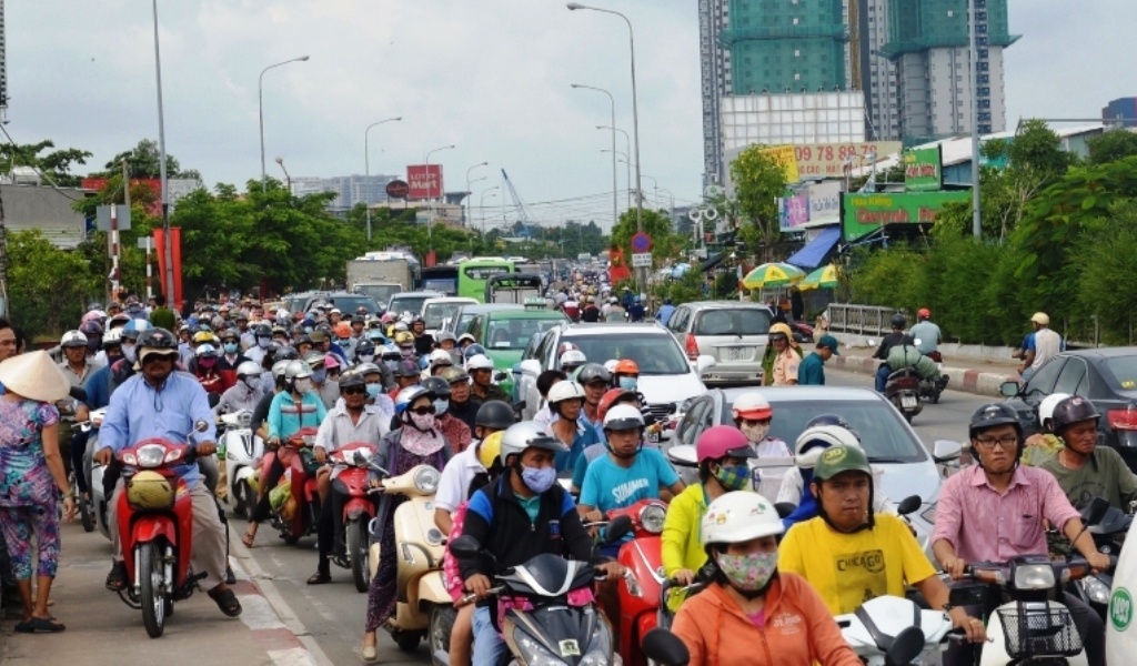 Thanh nien tong xe vao dai phan cach, un tac hon 3 gio hinh anh