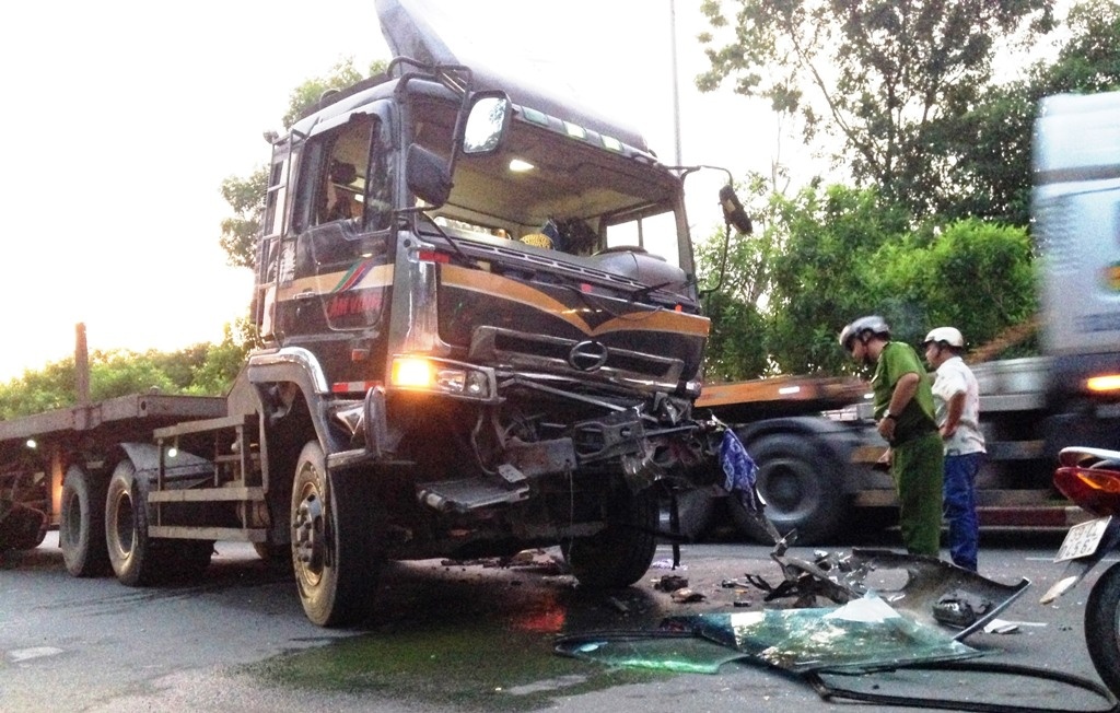 Xe dau keo gay tai nan lien hoan o Sai Gon hinh anh