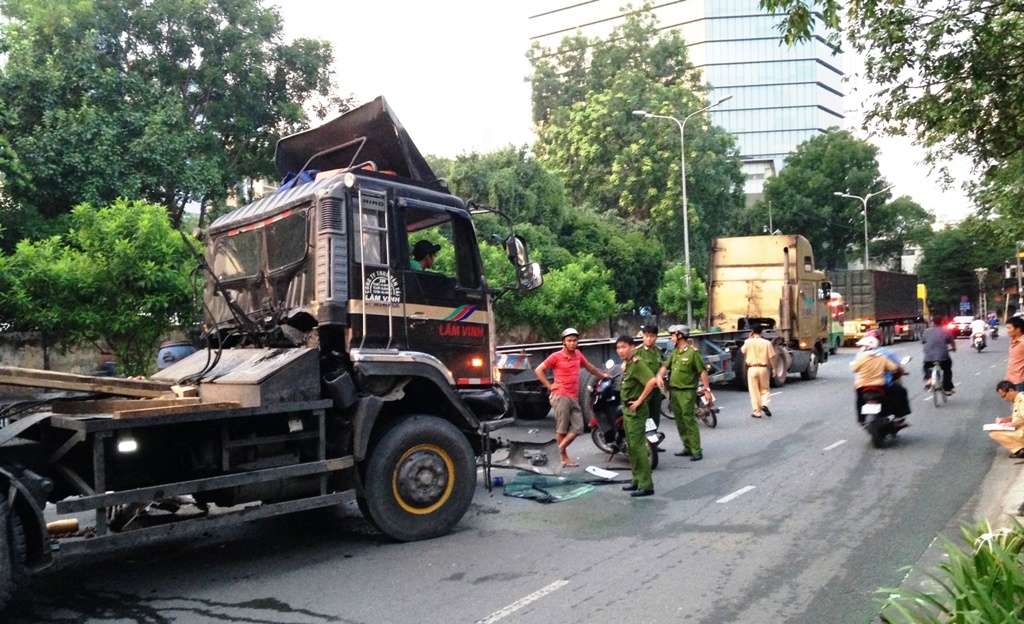 Hiện trường vụ tai nạn do xe đầu kéo gây ra. Ảnh: T.N.