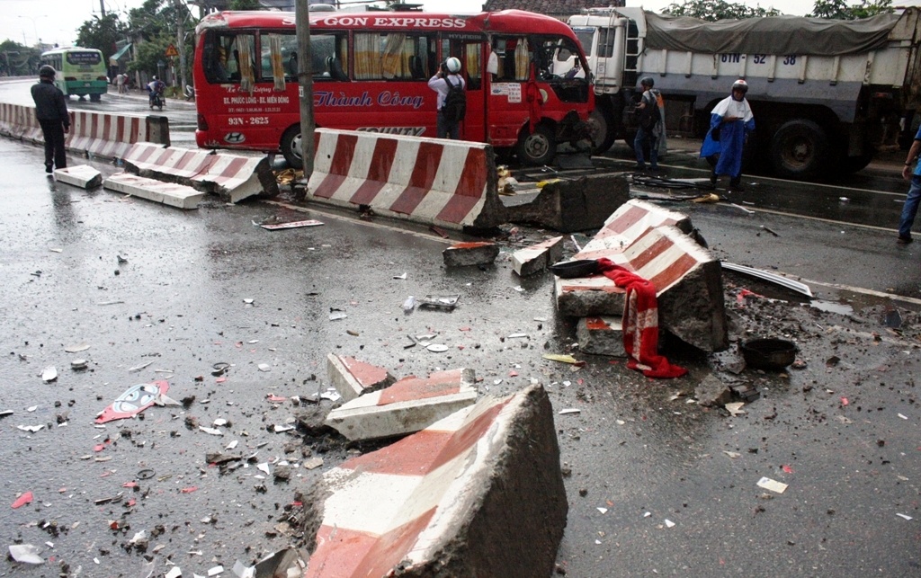 Hiện trường vụ tai nạn xe khách làm 10 người bị thương.