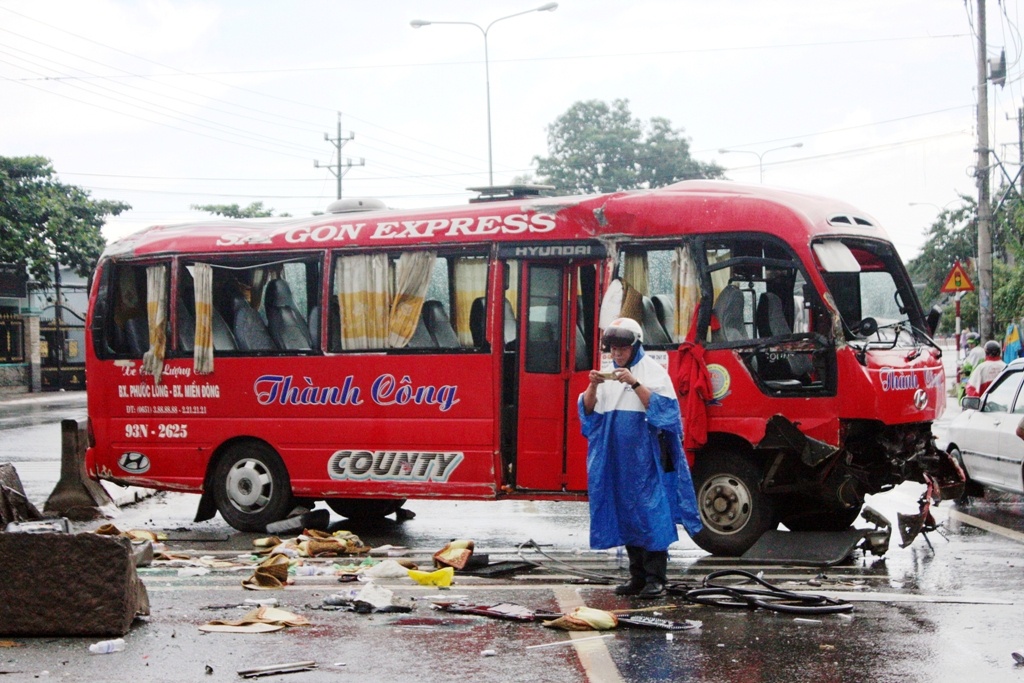 Giai cuu 15 nguoi trong xe khach lat tren quoc lo 13 hinh anh