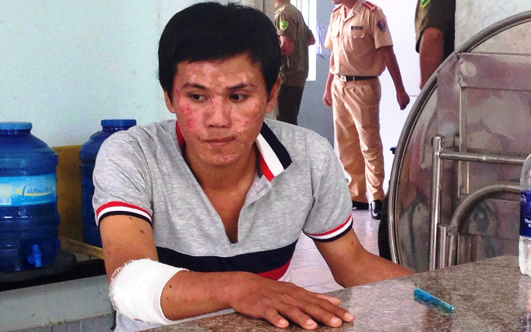 Truy bat ke cuop giat o Sai Gon, CSGT bi dinh mau co HIV hinh anh