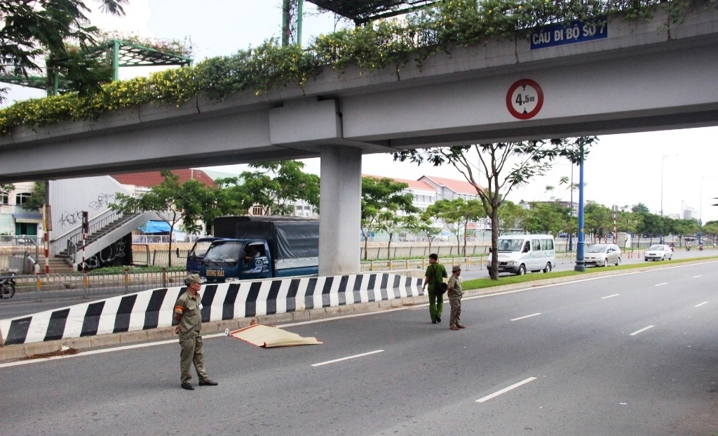 Nguoi dan ong nhay cau bo hanh tu tu tren dai lo hinh anh