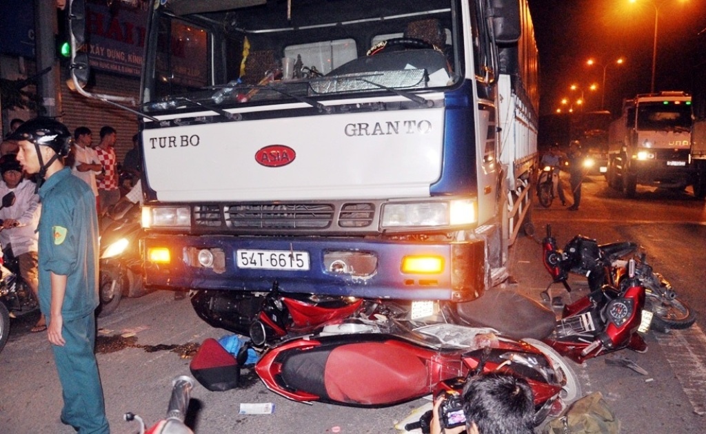 Xe tai lao vao dam dong dung den do o Sai Gon hinh anh