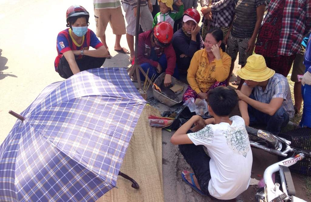 Me ngoi khoc ngat ben con trai 4 tuoi bi xe tai can hinh anh