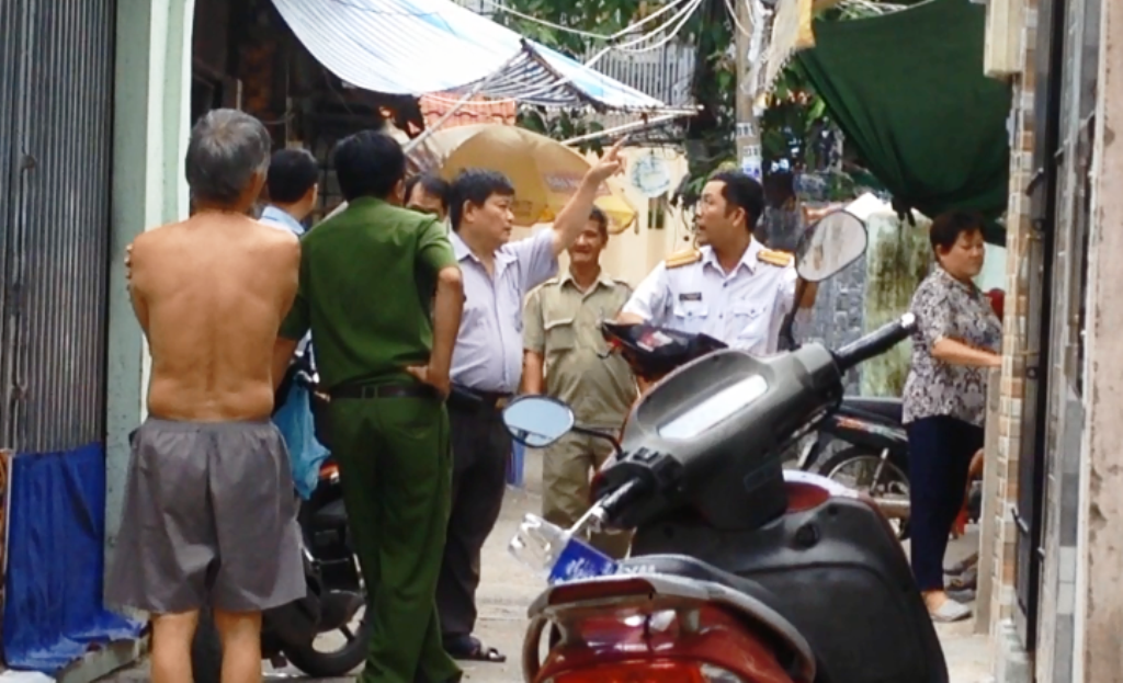 Cong nhan roi tu lau 3, tu vong tai cho hinh anh