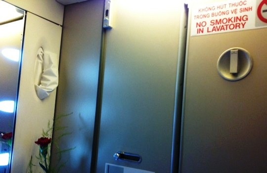 Phat hanh khach Viet kieu hut thuoc tren may bay 4 trieu hinh anh