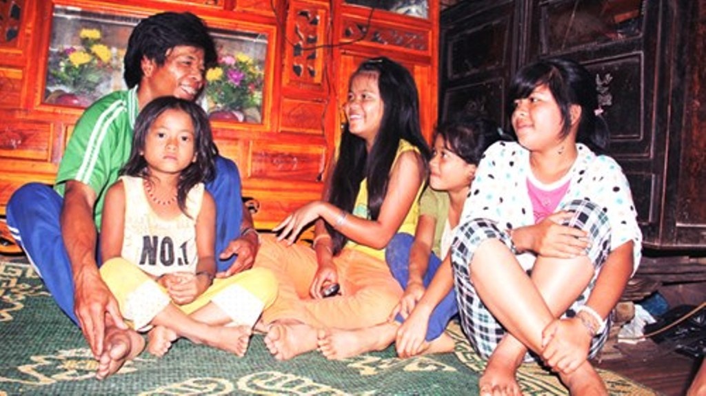 ơ Lâu Nhia (50 tuổi) luôn răn dạy 4 đứa con gái phải lo học hành, không được lấy chồng sớm như chị cả để không bị làng phạt.