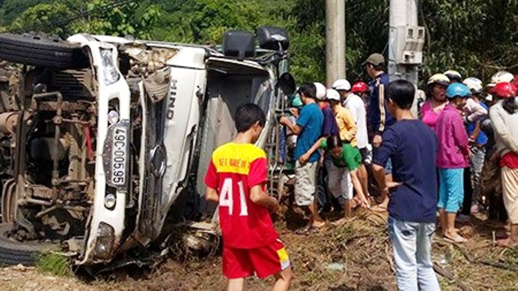 Xe tai cho vit bi lat, nguoi dan mua vit ung ho tai xe hinh anh