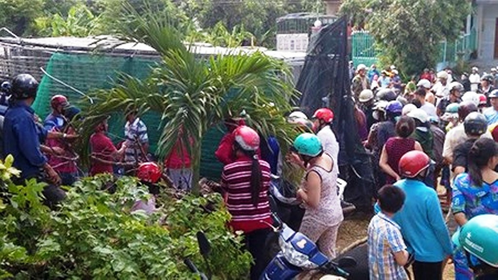 Người dân xung quanh đến giúp đỡ tài xế không may.