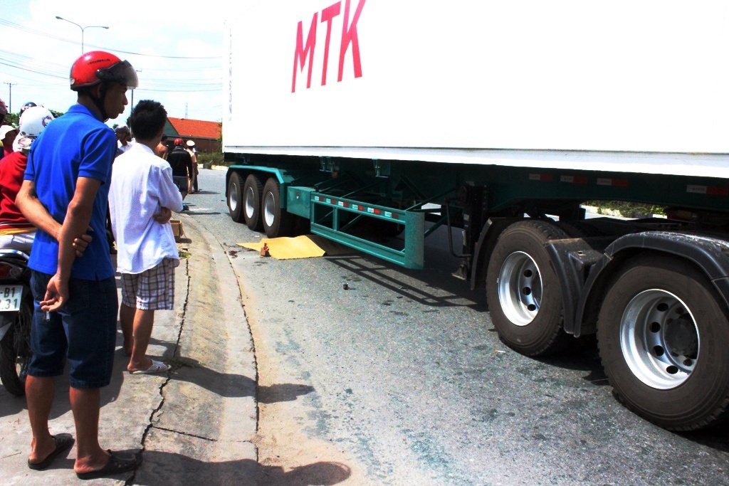 Anh tài tử vong dưới gầm xe đầu kéo, người vợ chết trên đường đi cấp cứu.