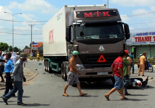 Vo chong 9X tu nan duoi banh xe dau keo hinh anh