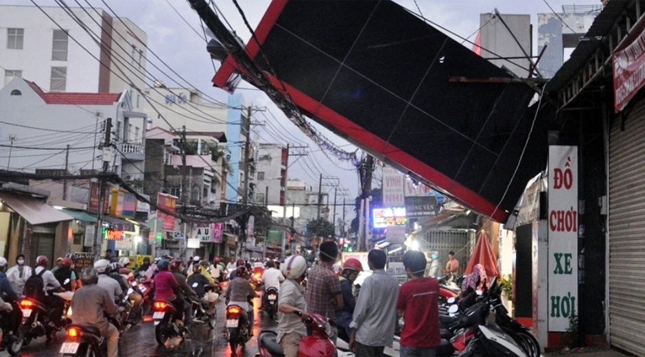 Giao thong Sai Gon roi loan sau tran dong bat ngo hinh anh