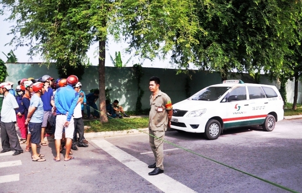 Hiện trường phát hiện tài xế Bùi Văn Thanh tử vong trong xe taxi.