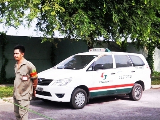 Tai xe chet trong xe taxi sau tieng no hinh anh