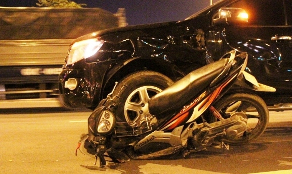 Oto tong 3 nguoi vang xa hon 10 met hinh anh