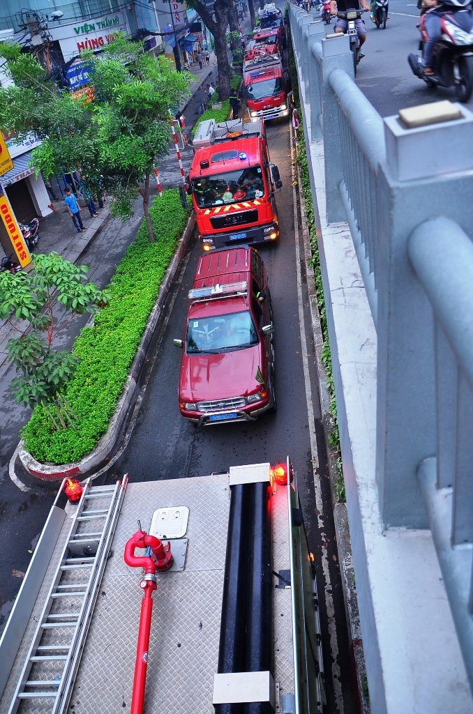 Hơn 10 xe cứu hỏa của quận 1 và 11 triển khai đến hiện trường.