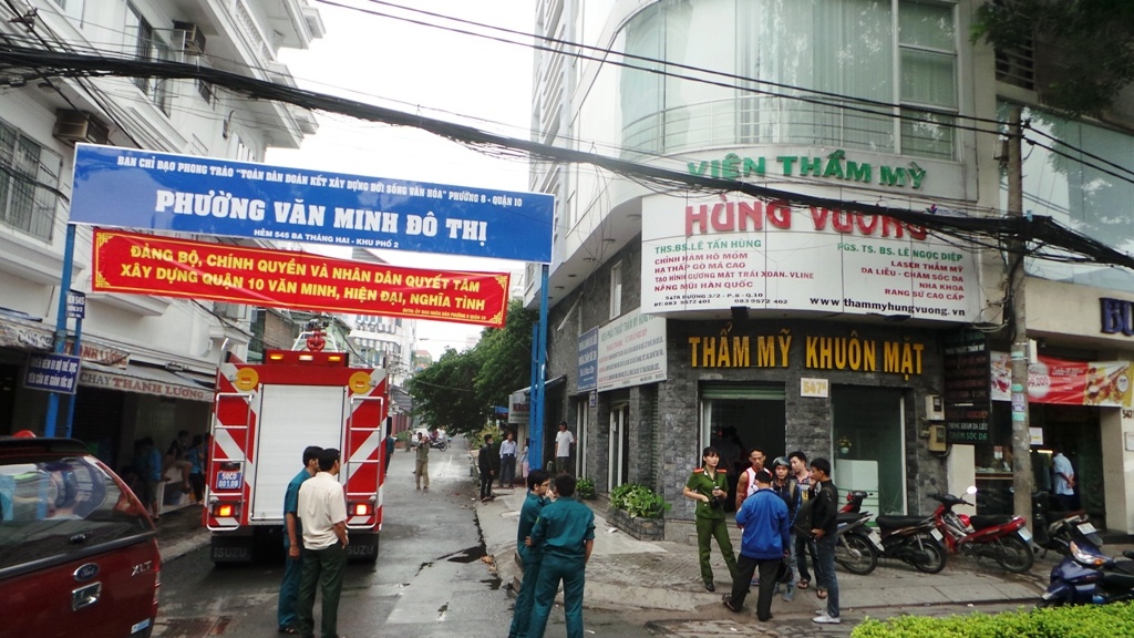 Nem da len tham my vien cao 8 tang de bao chay hinh anh