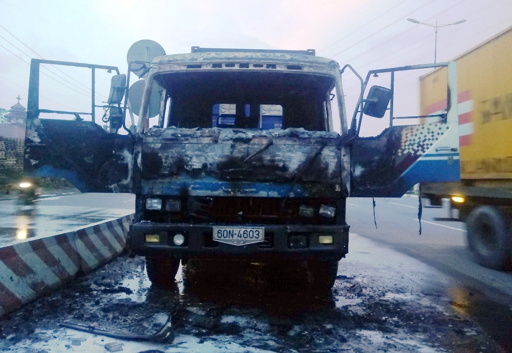 Xe dau keo boc chay du doi khi qua tram thu phi hinh anh