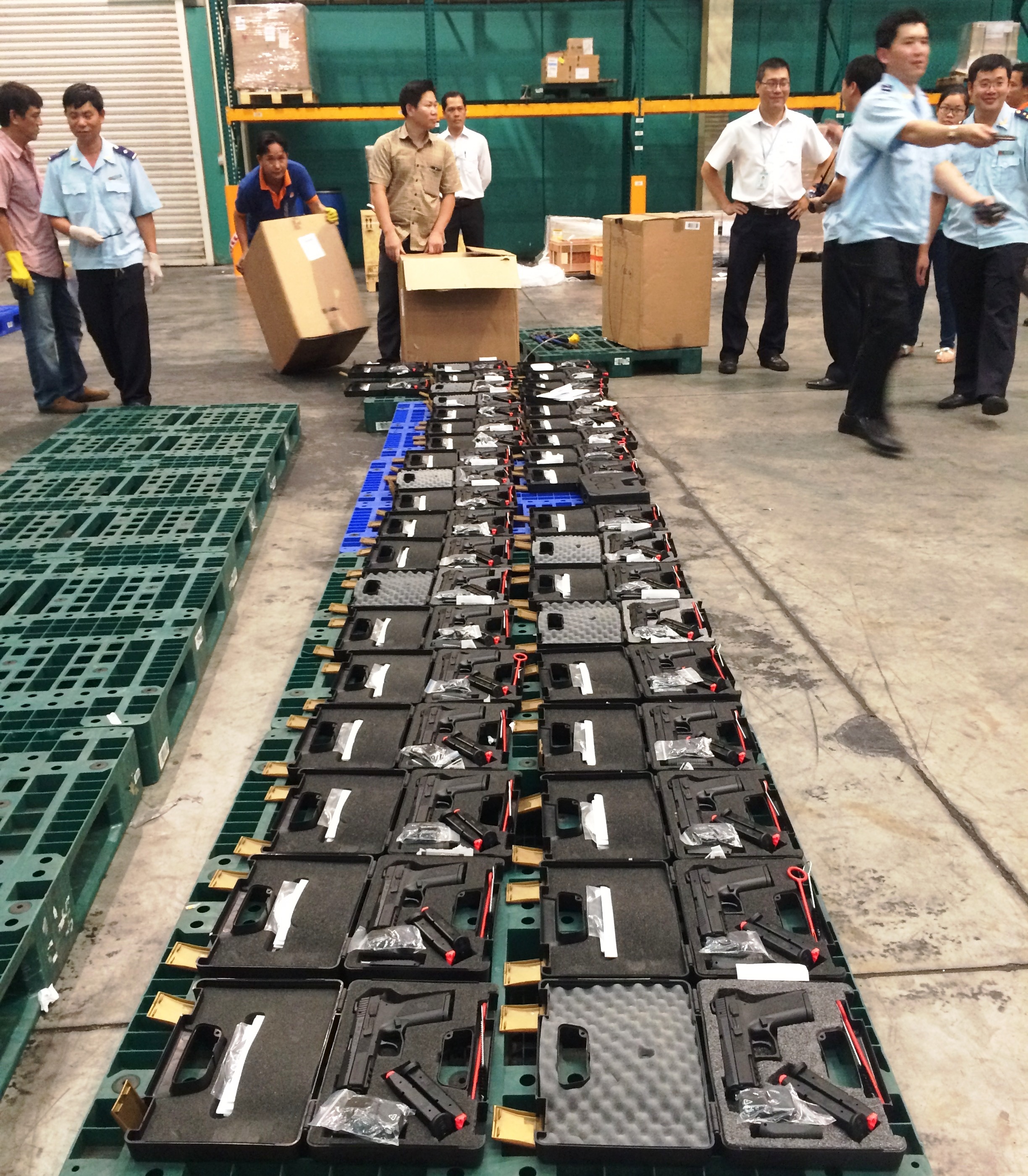 Số súng ngắn bị Hải quan cửa khẩu quốc tế Tân Sơn Nhất bắt giữ.