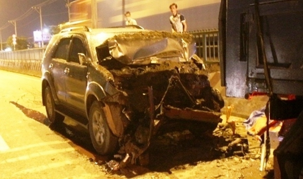 Dang va lop xe ben tren duong, bi oto tong tu vong hinh anh