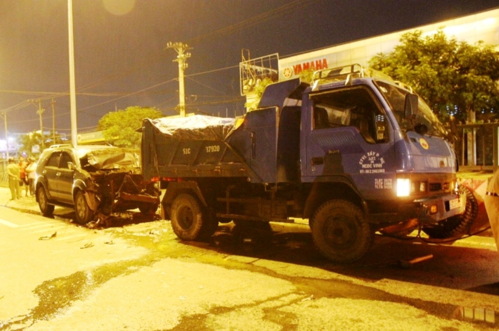 Hiện trường vụ tai nạn làm 3 người thương vong trên quốc lộ 1A đêm 1/8. Ảnh: M.K.