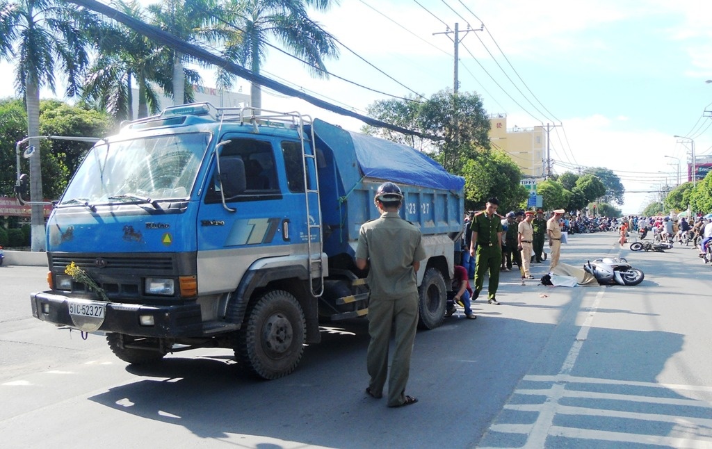 Nguoi dan ong trung nien bi xe 5 tan can ngang nguoi hinh anh