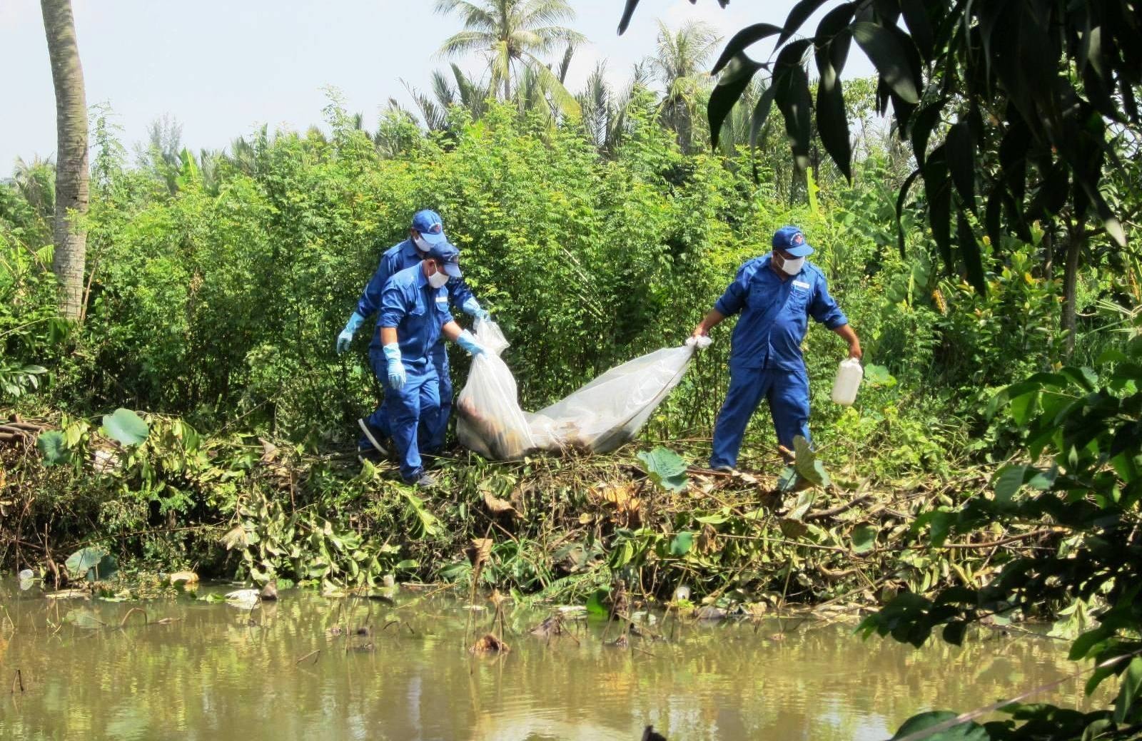 Thanh nien nam chet trong dam sen hinh anh
