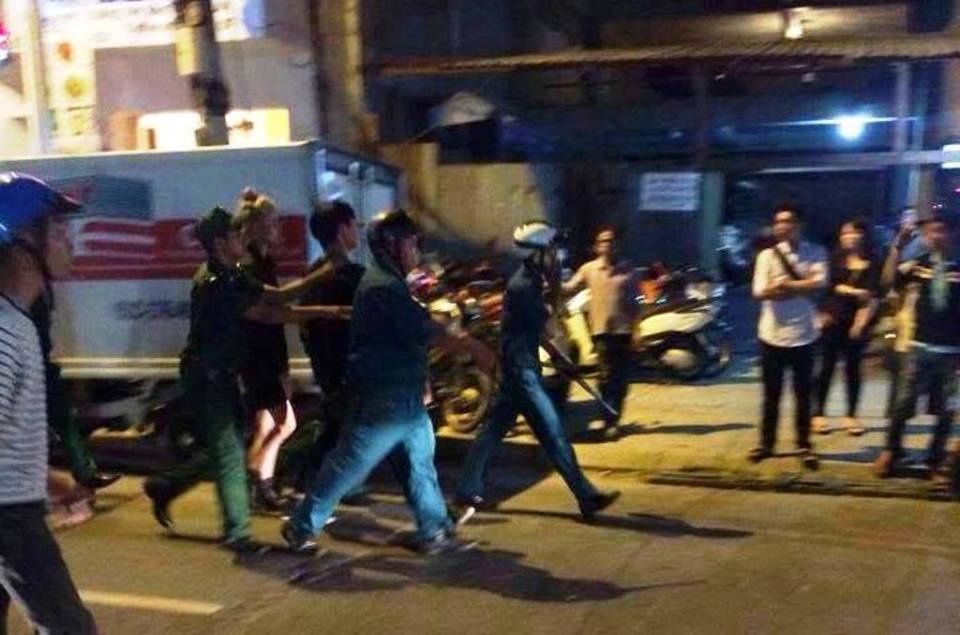 Hai thieu nu hen danh nhau gay nao loan pho di bo Sai Gon hinh anh