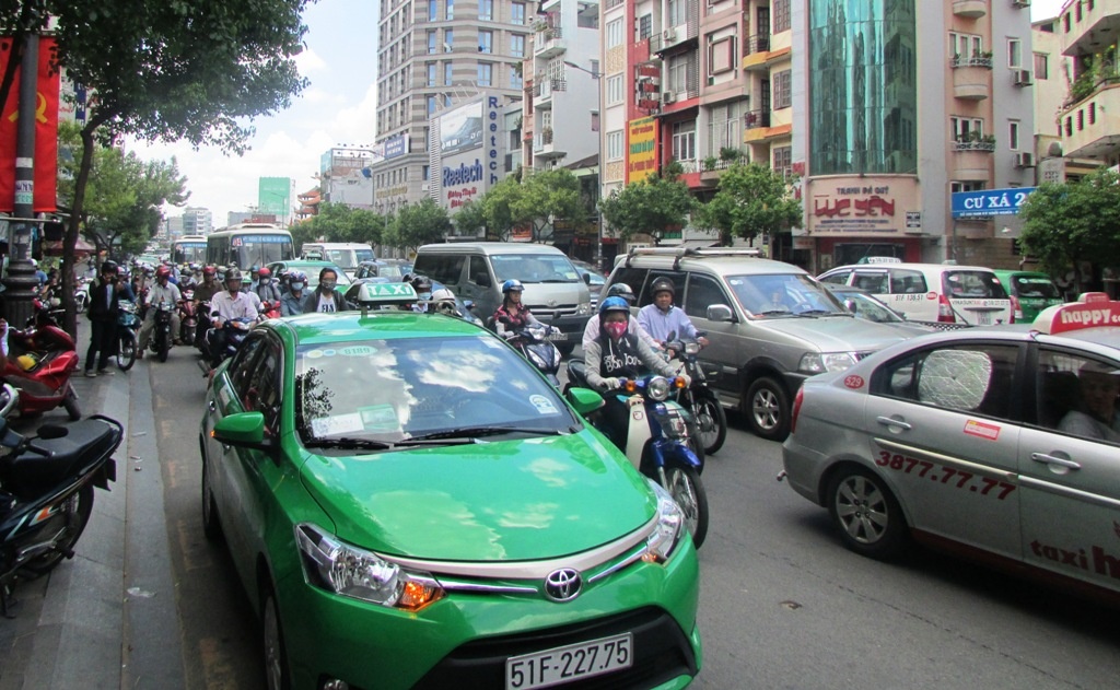 Vụ va chạm giữa xe bồn và taxi 4 chỗ khiến 2 xe hư hỏng nhẹ, nằm chắn trên đường Nam Kỳ Khởi Nghĩa.