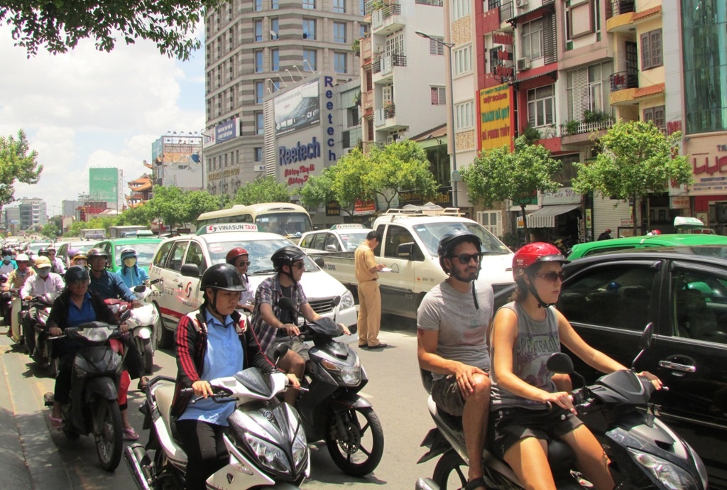 Tai xe cai nhau giua duong, giao thong un tac 2 gio hinh anh