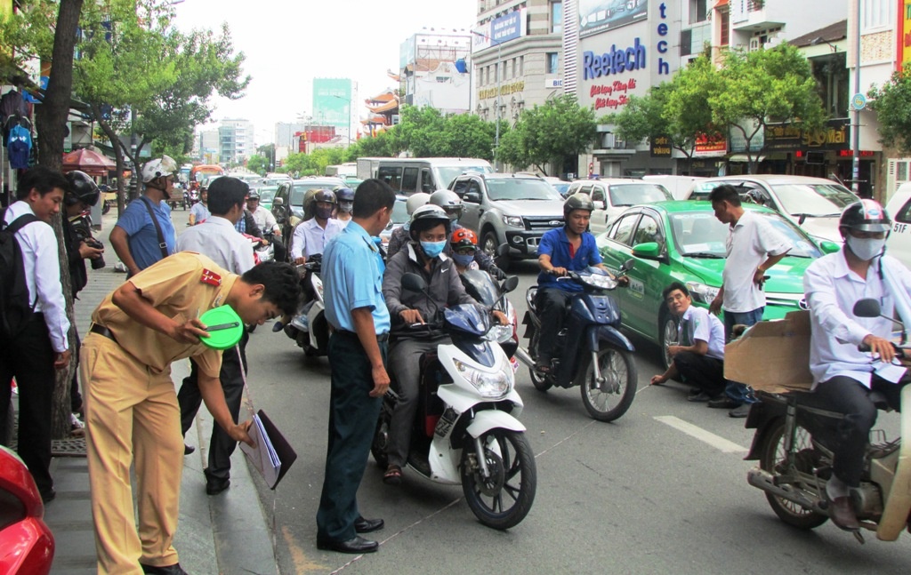 Gần 2 giowf sau vụ va chạm, lực lượng chức năng mới xử lý, di dời hai phương tiện nằm chắn trên đường.