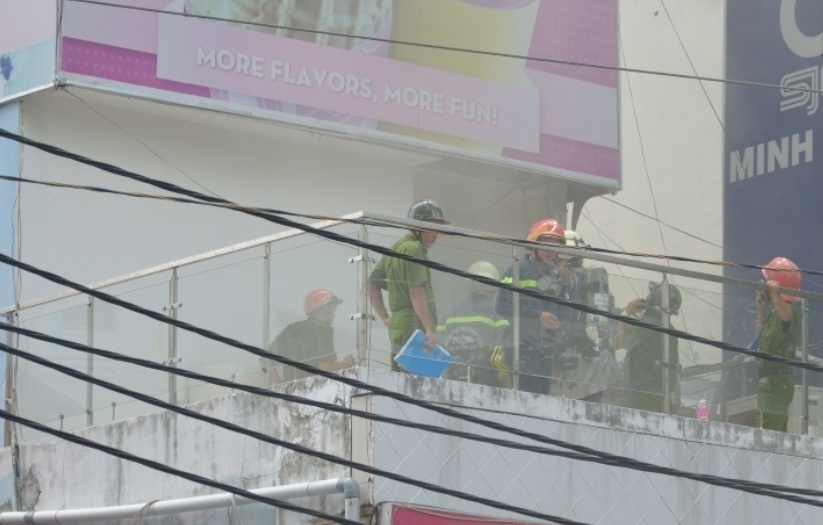 Quan kem no lon, 5 nu nhan vien nhay lau thoat than hinh anh