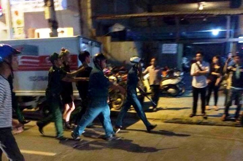Lực lượng công an, dân phòng quận 1 có mặt kịp thời ngăn chặn vụ đánh nhau trên phố đi bộ Nguyễn Huệ tối 3/8. Ảnh: Đăng Minh.