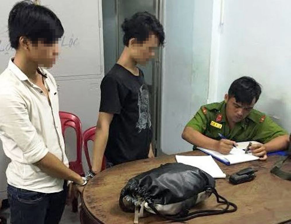 Hai trong số bốn nghi can cướp giật bị công an bắt giữ sau khi gây án.