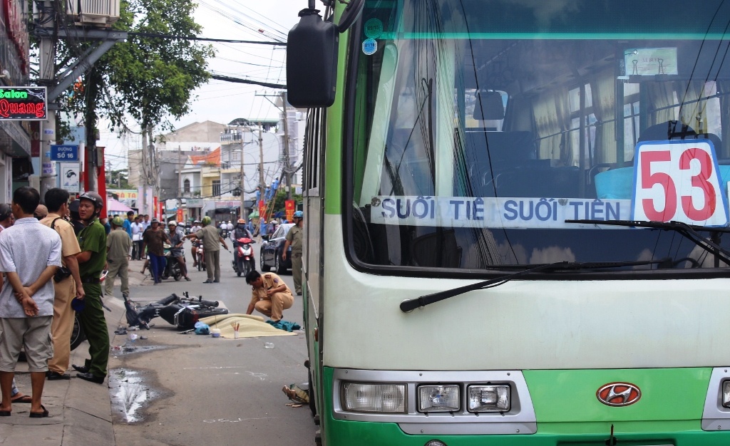 Xe buyt can chet cu ong chay xe om o Sai Gon hinh anh