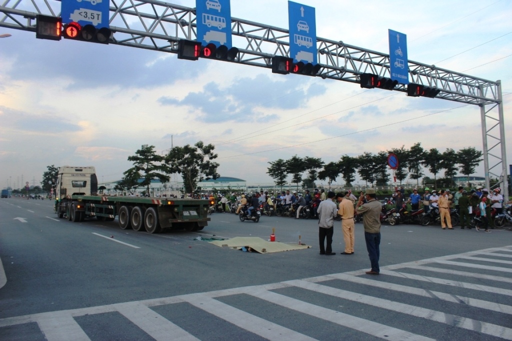 Xe dau keo o Sai Gon can chet hai chi em hinh anh