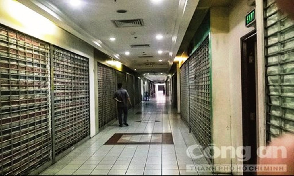 Bên trong Thuận Kiều Plaza vắng lặng.