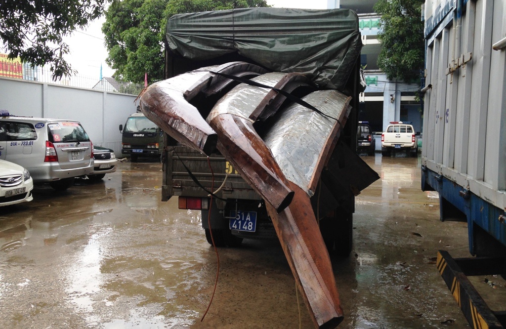 Ba chiếc xuồng máy chở thuốc lá lậu bị bắt giữ, đưa về trụ sở công an.