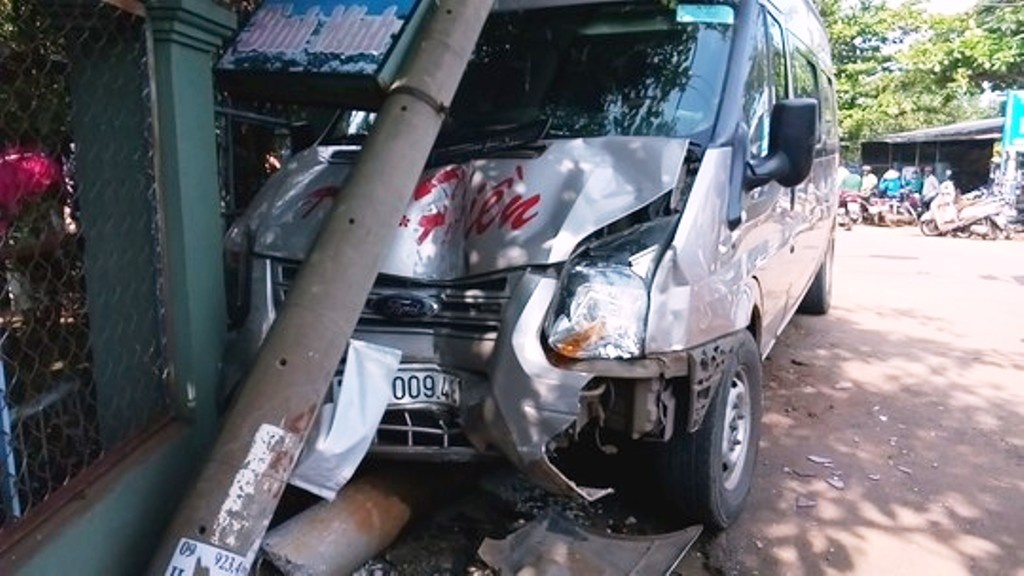 Oto khach tong chet thieu nien di xe may dang qua duong hinh anh