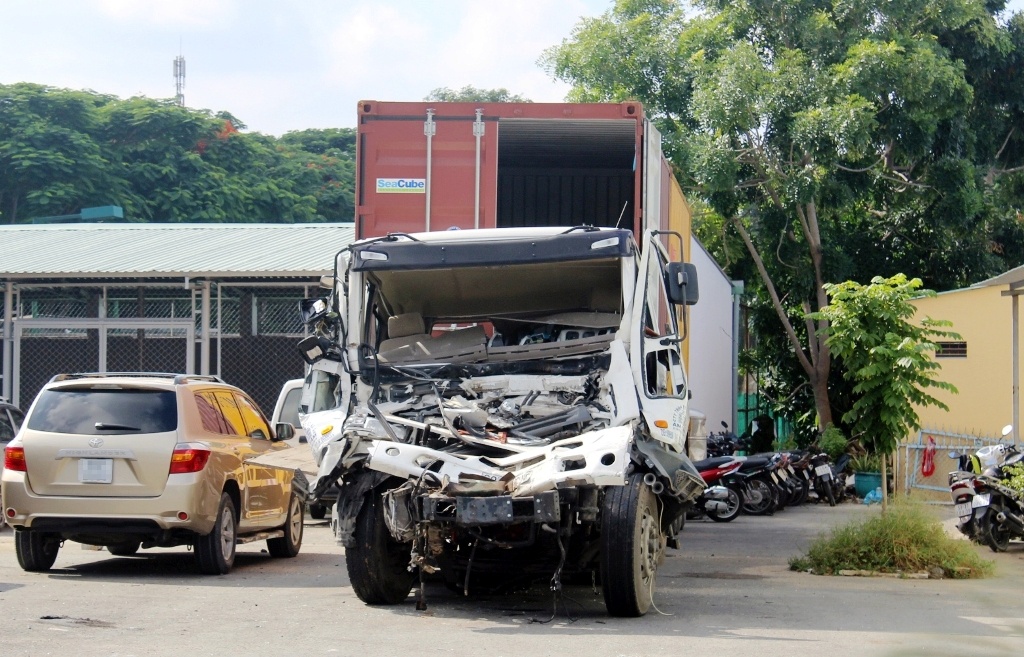 Hai xe dau keo tong nhau, tai xe mac ket trong cabin hinh anh