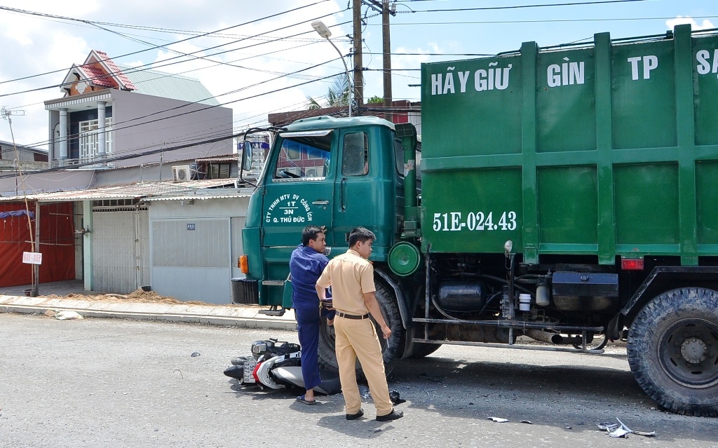 Cho con di hoc, nguoi me bi xe rac tong hinh anh