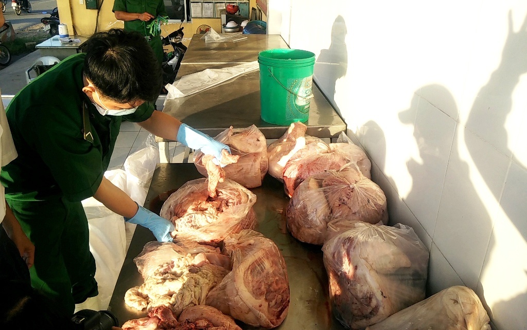 CSGT truy duoi 5 km bat xe 7 cho cho thit heo thoi hinh anh