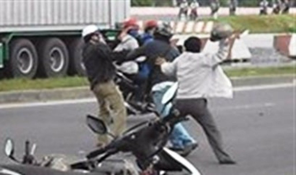 Vay danh, cat co nan nhan giua duong o mien Tay hinh anh