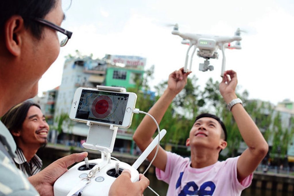 Chơi flycam ở khu vực kênh Nhiêu Lộc (TP.HCM), người sử dụng đã nhận được cảnh báo thuộc khu vực cấm bay (vòng đỏ trên màn hình điện thoại).