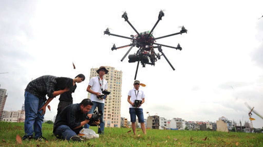 Cần ít nhất ba người phối hợp để điều khiển tốt flycam.