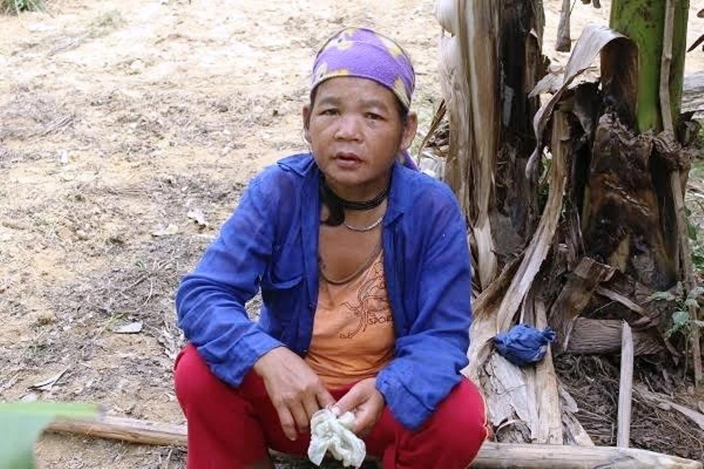 Chị Hồ Khâm, người phụ nữ 8 lần vượt cạn ở ngoài bờ suối và sau đó 4 đứa con đã “về với núi rừng” vì quá yếu.