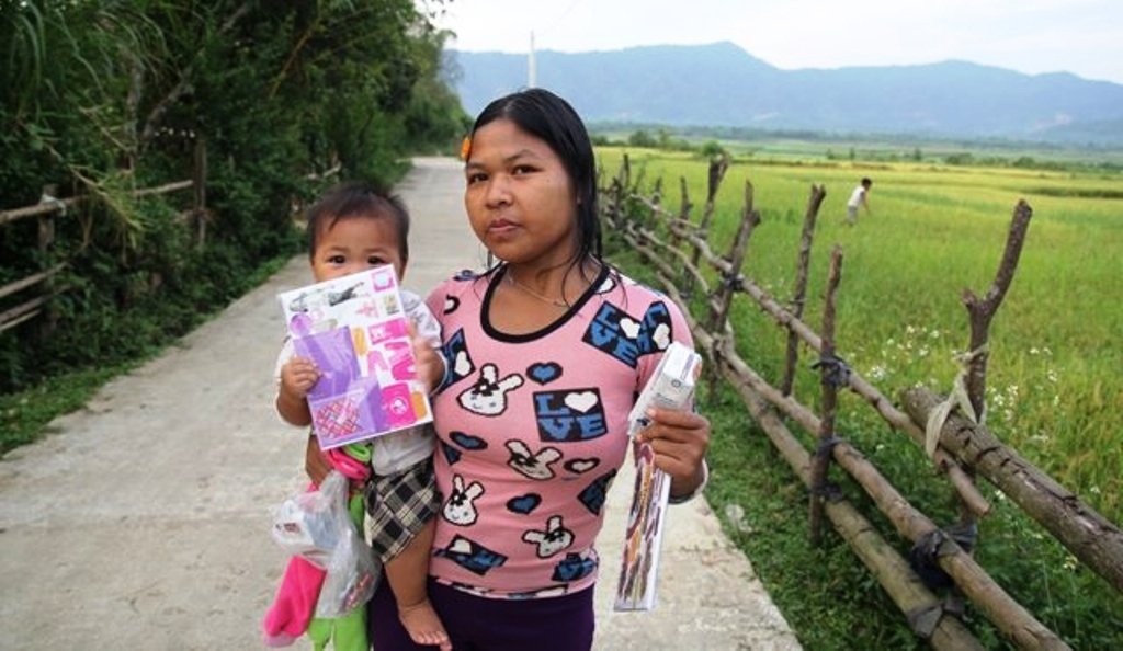 Am anh cua nguoi dan ba 8 lan vuot can ben suoi hinh anh