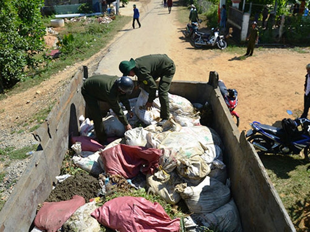 Người dân ở xứ vàng Bồng Miêu tự nguyện giao nộp quặng vàng để cơ quan chức năng đưa đi tiêu hủy.