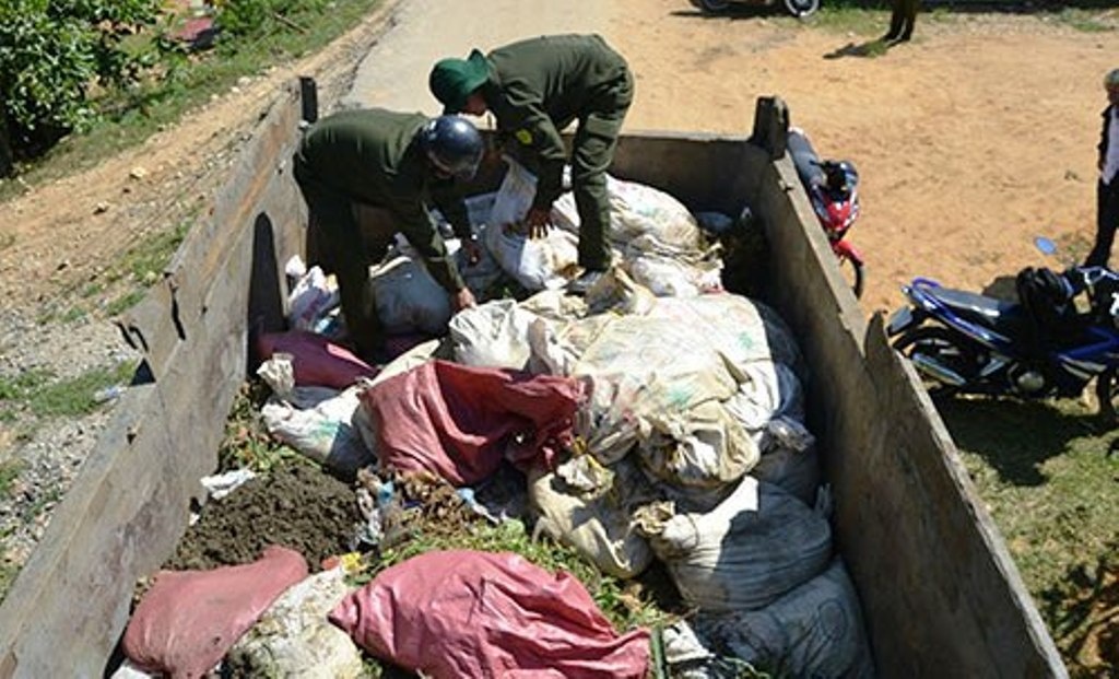 Nguoi dan tu nguyen giao nop 10 tan quang vang hinh anh